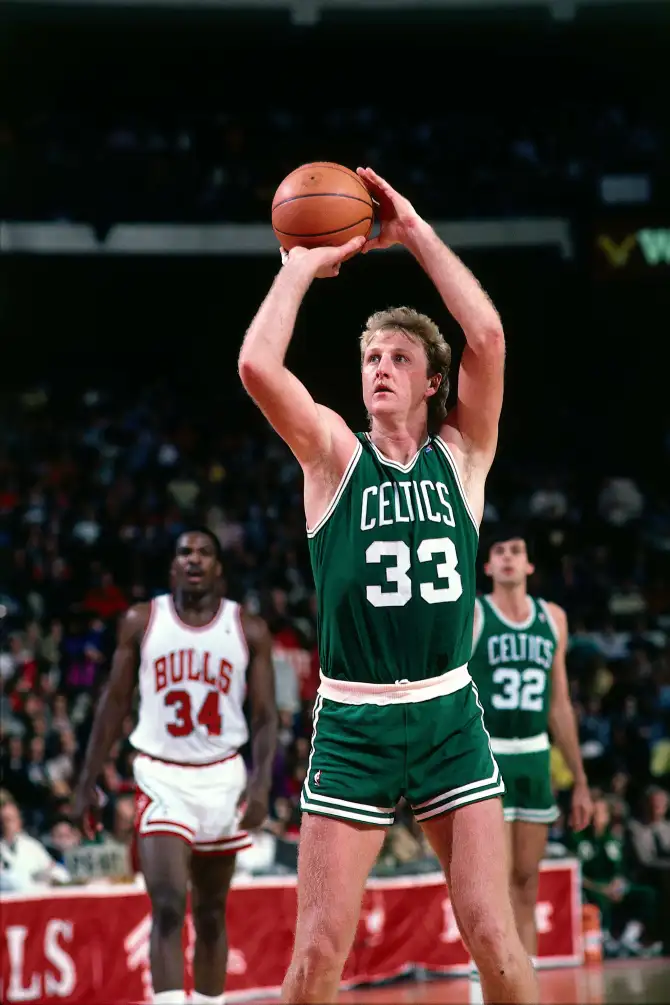 ‘I couldn’t believe anybody could do that’ – Celtics icon Larry Bird threatened to retire if Michael Jordan scored 77…. full article below ⬇️