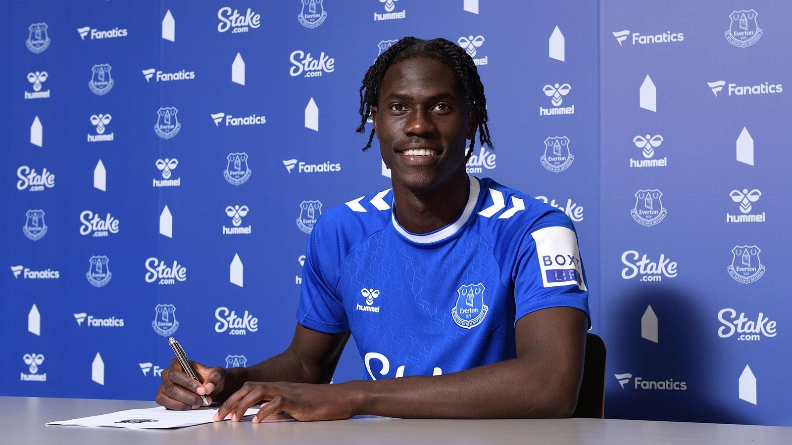 TRANSFER DEAL: Aston villa defensive midfielder  Amadou Onana has just signed a… see more